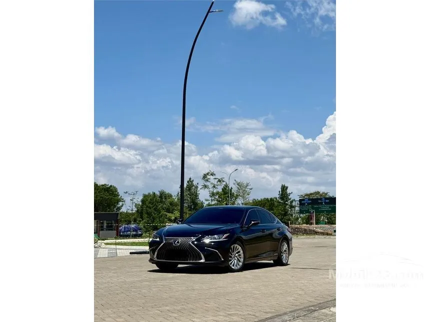 2021 Lexus ES 300h Ultra Luxury Sedan
