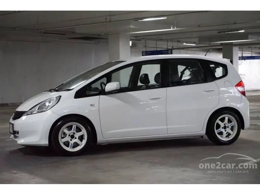 2013 Honda JAZZ V Hatchback