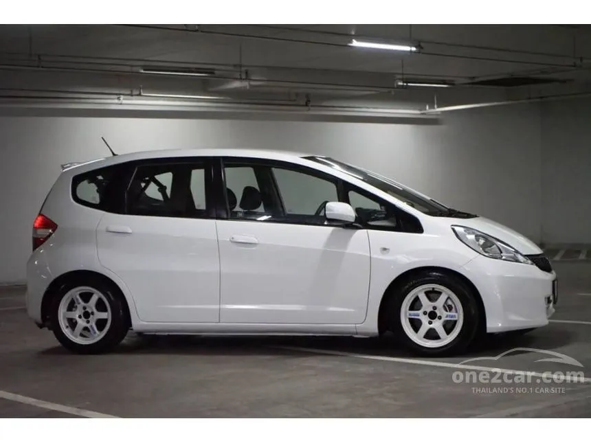 2013 Honda JAZZ V Hatchback