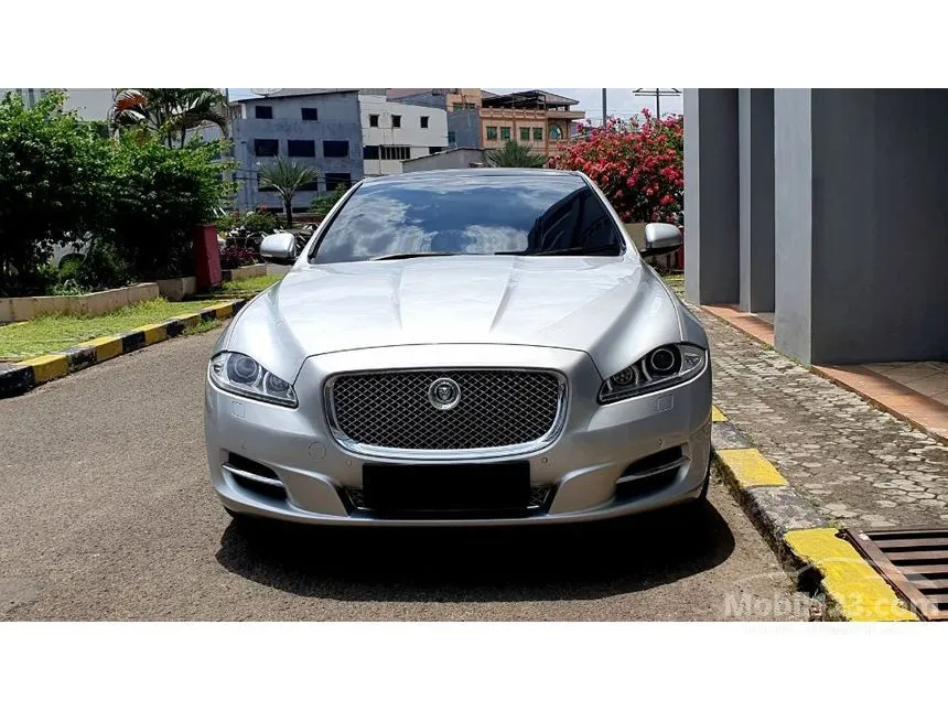 2013 Jaguar XF Premium Luxury Sedan