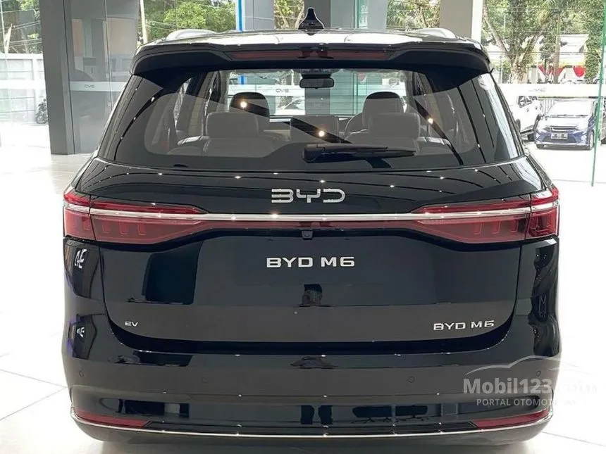 2026 BYD M6 Superior Captain 6 Seater MPV