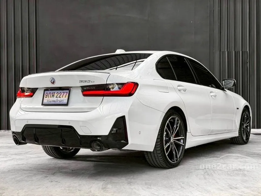 2022 BMW 330e M Sport Sedan