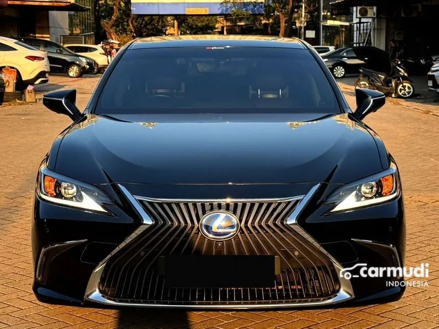 2021 Lexus ES300h Ultra Luxury Sedan