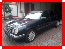 W210 mercy E320 elegance 1998 hitam, tangan 1 (L), KM rendah, record HARTONO RAYA