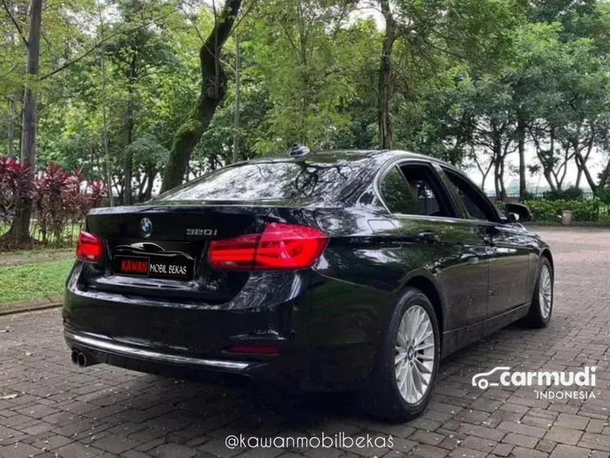 2019 BMW 320i Luxury Sedan