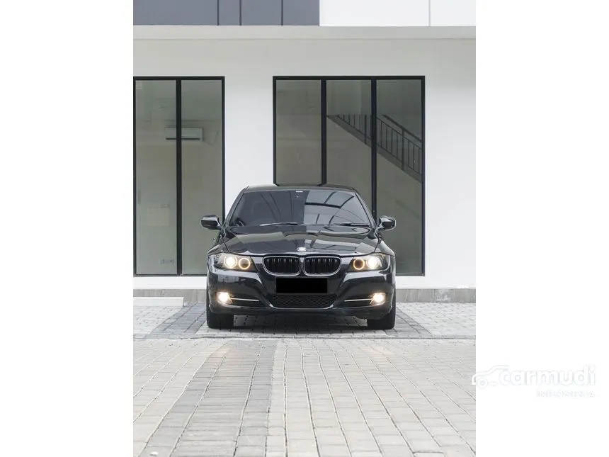 2012 BMW 320i Luxury Sedan