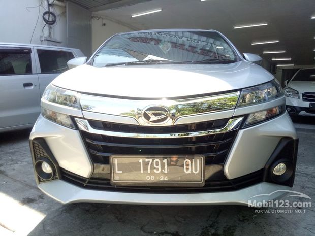 Daihatsu Xenia  Mobil  bekas  dijual  di Jawa  timur  Indonesia 