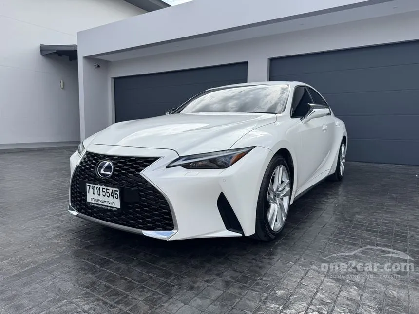 2022 Lexus IS300h Luxury Sedan