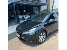 2022 Tesla Model Y 0.0 Long Range Wagon Black on Red