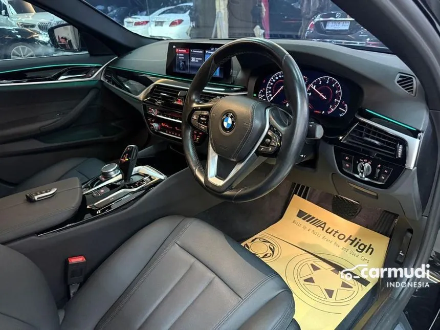 2019 BMW 520i Luxury Sedan