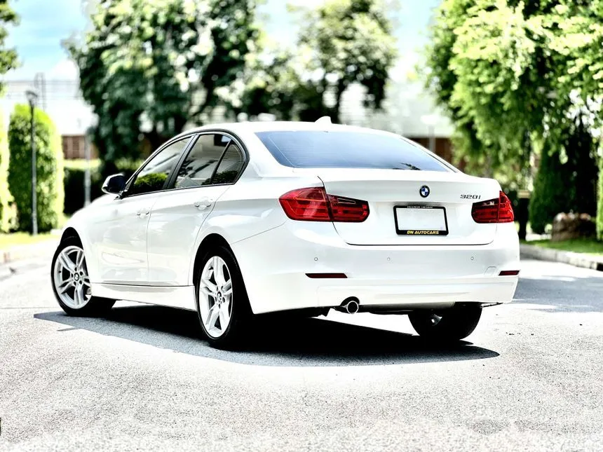 2013 BMW 320i Luxury Sedan