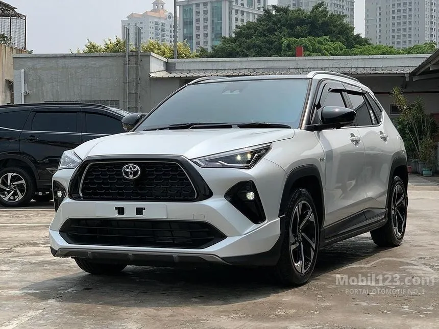 Jual Mobil Toyota Yaris Cross 2025 S HV (2 Tone) with GR Parts Aero Pkg (Prem clr) 1.5 di Jawa Timur Automatic SUV Putih Rp 440.700.000