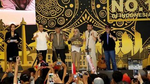 Peringati 17-an, Iwan Fals Semarakkan Booth Mitsubishi Fuso