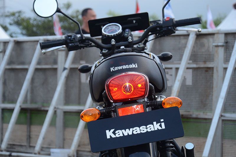 Kawasaki W175, Motor Retro nan Berkelas 13