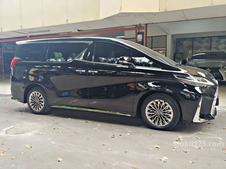 2020 Lexus LM350 Van Wagon
