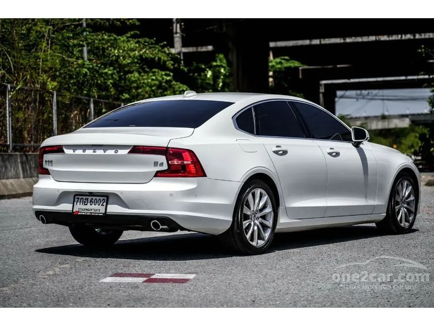 2018 Volvo S90 D4 Momentum Sedan