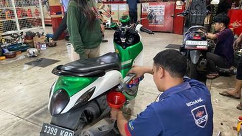 Federal Oil Bikin Program Ganti Oli Motor Gratis untuk Warga Bekasi Terdampak Banjir