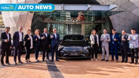 Mercedes-Benz Malaysia presents four EQ models to Tengku Zafrul on behalf of MITI