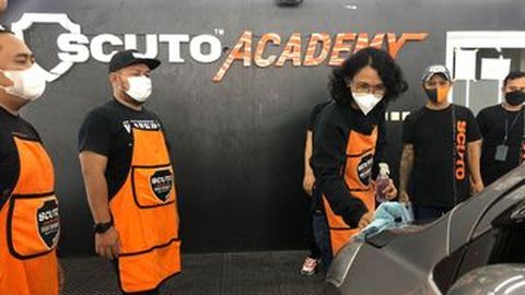 Jangan Membersihkan dan Mengeringkan Bodi Mobil dengan Kanebo, Ini Alasannya