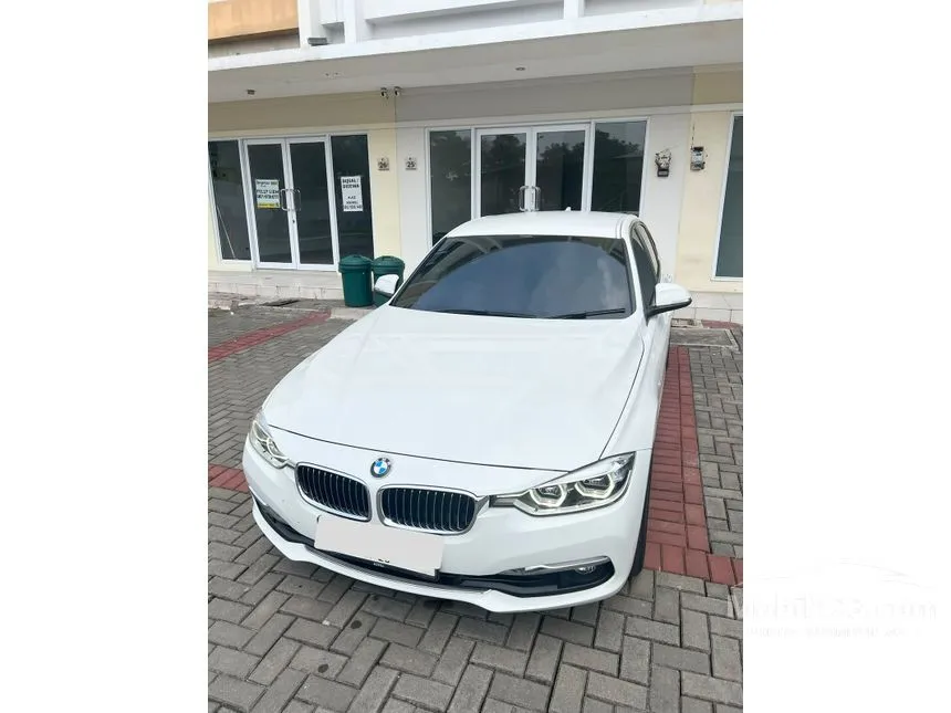 2018 BMW 320i Luxury Sedan