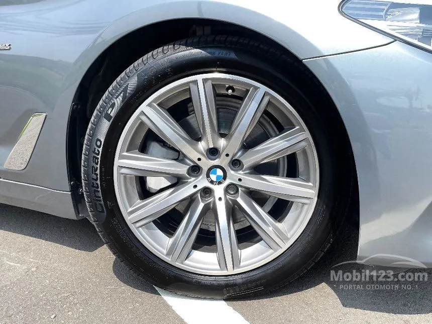 2018 BMW 520i Luxury Sedan