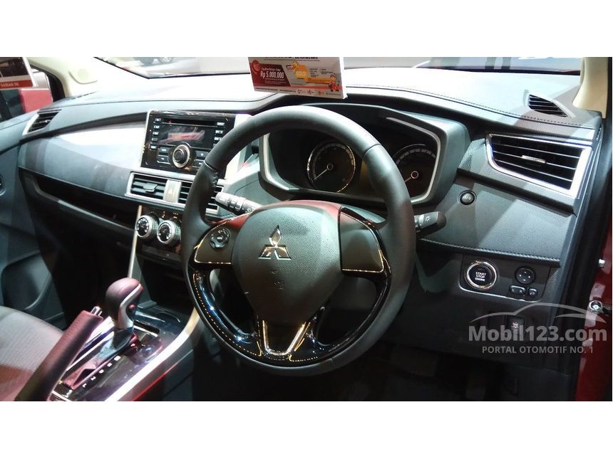  Gambar  Interior  Mitsubishi Expander Tipe Sport Kombinasi 