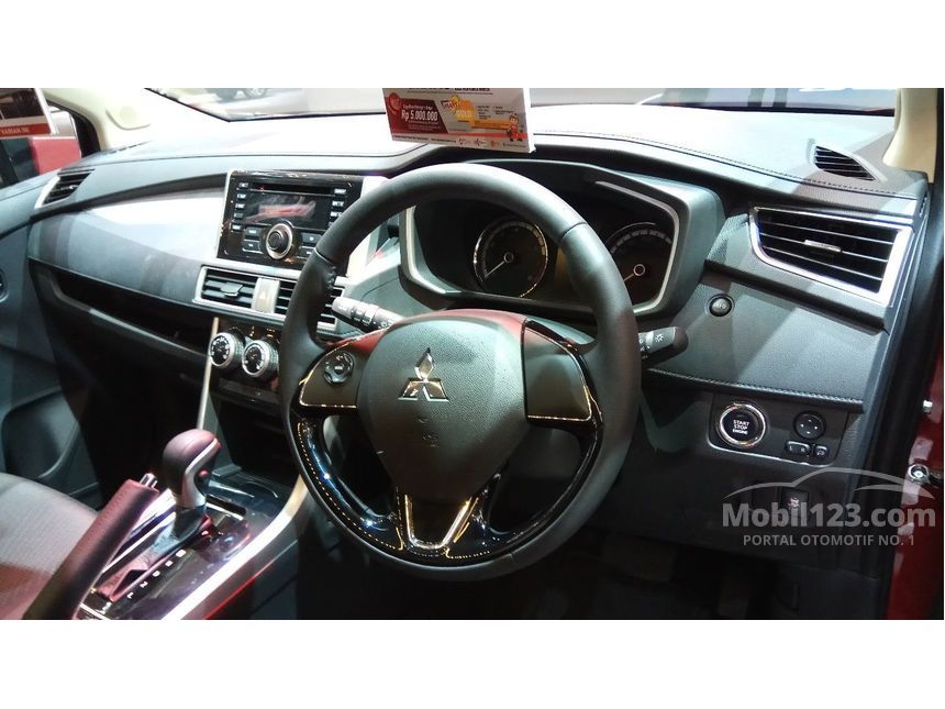 Gambar Interior  Mitsubishi  Expander Tipe Sport Kombinasi 