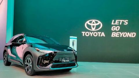 Mobil Listrik Toyota bZ4X Tampil Perdana di Indonesia!