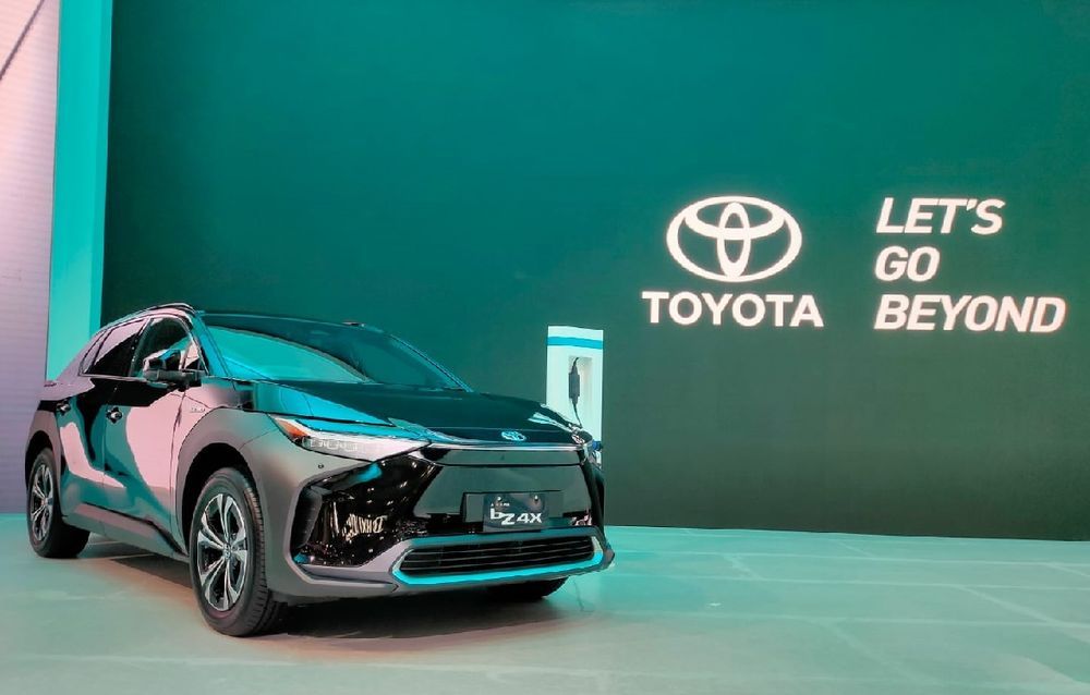 Mobil Listrik Toyota bZ4X Tampil Perdana di Indonesia!