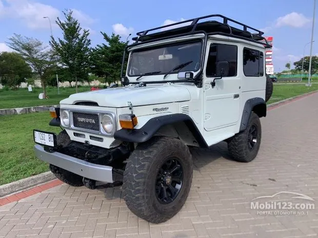 Фотографии Toyota Land Cruiser внедорожник (Тойота), скачать обои для рабочего стола