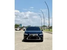2021 Lexus ES 300h 2.5 Ultra Luxury Sedan Hybrid Black on Black Odo 90 RB (TERMURAH)