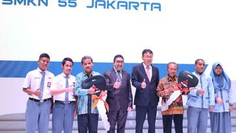 Fuso Hibahkan 2 Kendaraan ke 2 Sekolah di Jakarta