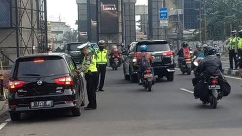 Mobil Pribadi yang Dikendarai Nakes Bebas Ganjil-Genap