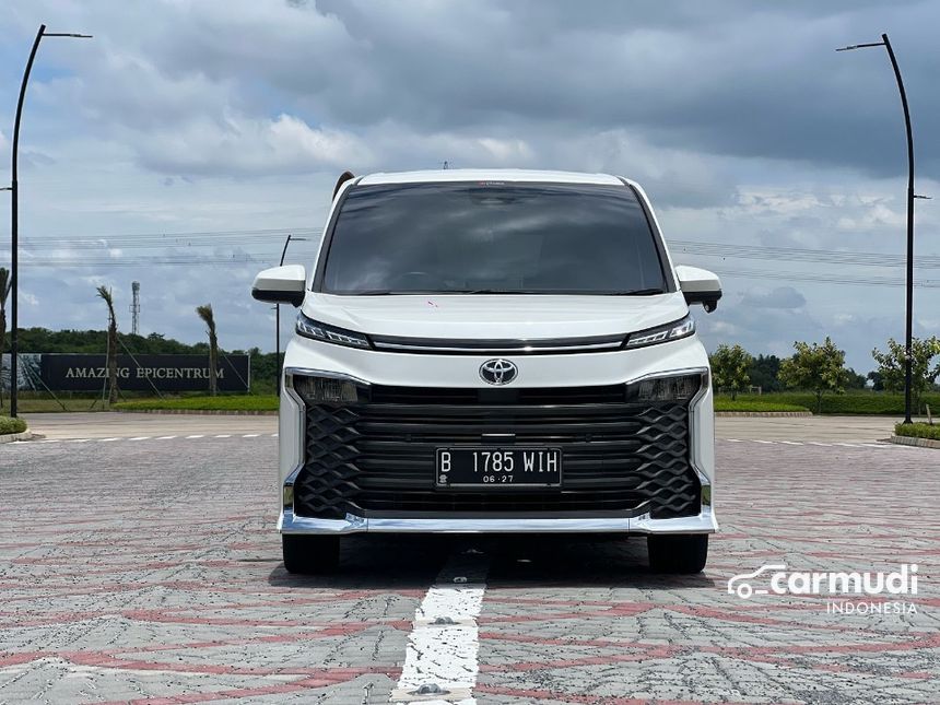 Toyota Voxy 2022 (Premium Color) 2.0 in Banten Automatic MPV White for ...