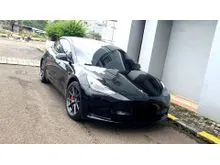 2021 Tesla Model 3 0.0 Standard Range Plus Sedan AT 2021 2022 [ LOW KM ]