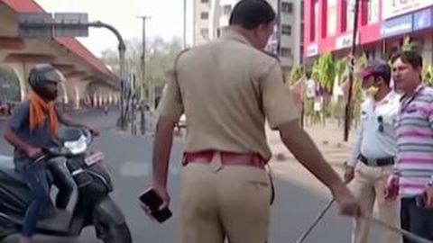 Polisi Serang Warga yang Nekad Berkendara Saat Lockdown di India