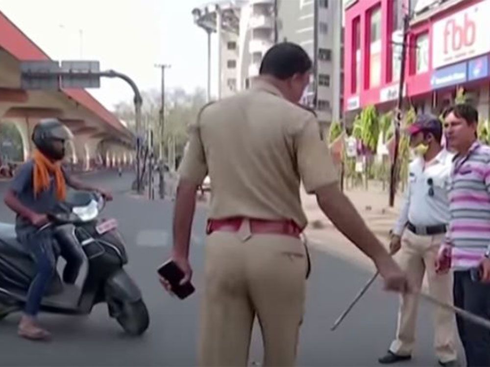 Polisi Serang Warga yang Nekad Berkendara Saat Lockdown di India