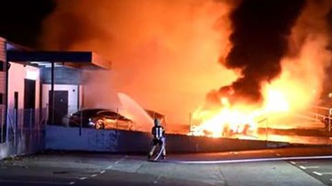 7 Unit Tesla Terbakar di Depan Dealer, Kecelakaan atau Disengaja?
