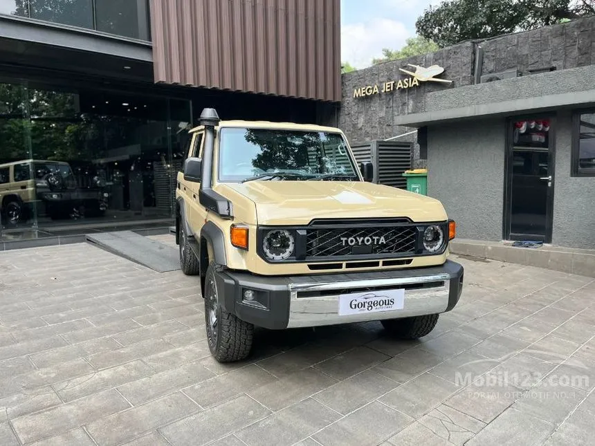 Jual Mobil Toyota Land Cruiser 2024 70 GXL 2.8 di Kalimantan Tengah Automatic SUV Coklat Rp 2.250.000.000