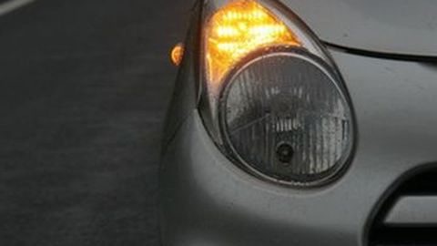 Masih Banyak Pengemudi Mobil di Indonesia Salah Gunakan Lampu Hazard