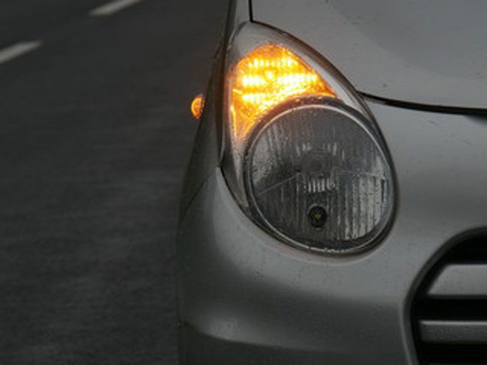 Masih Banyak Pengemudi Mobil di Indonesia Salah Gunakan Lampu Hazard