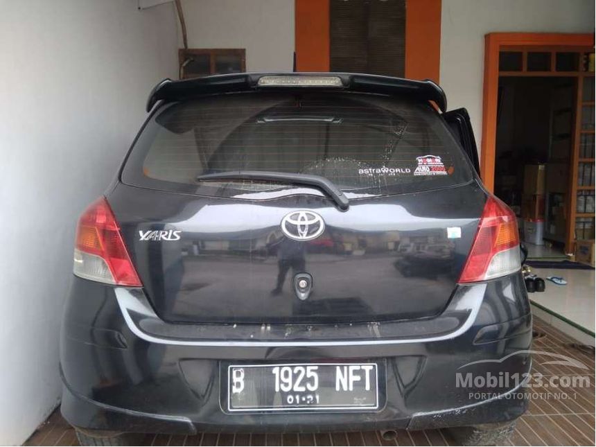 2010 Toyota Yaris E Hatchback