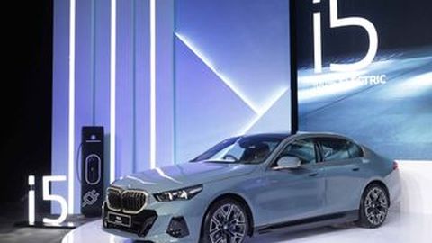 BMW i5 Ramaikan Pasar Mobil Listrik Mewah Indonesia, Pengumuman Harga April 2024