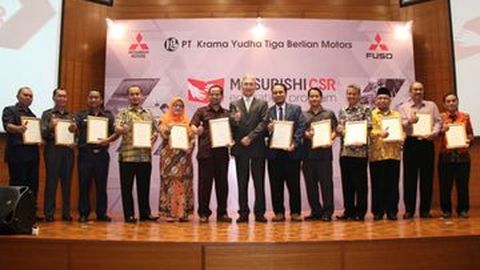 Mitsubihi Beri Belasan Unit Mobil untuk SMK