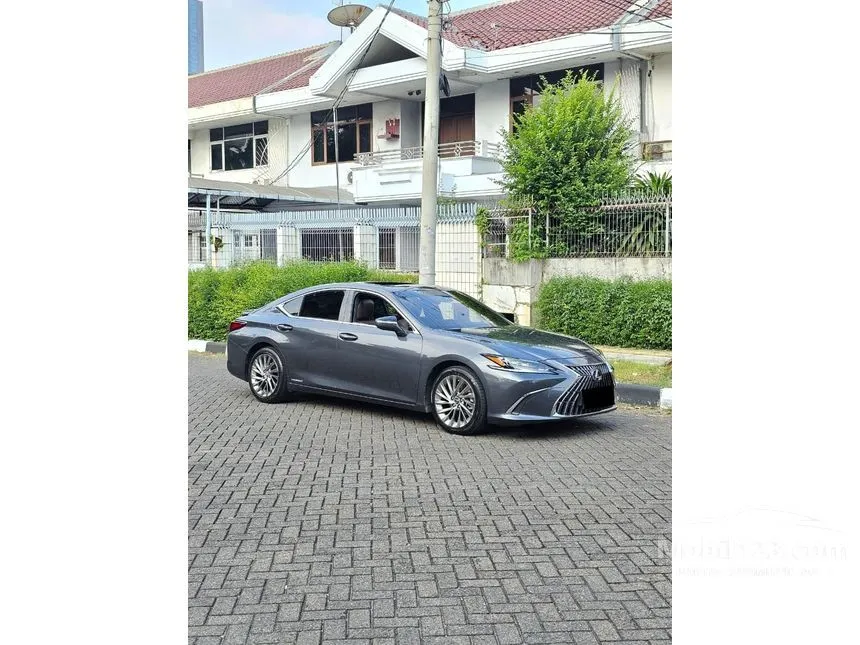 2022 Lexus ES 300h Ultra Luxury Sedan