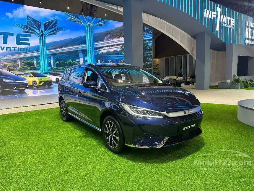 2025 BYD M6 Superior Captain 6 Seater MPV