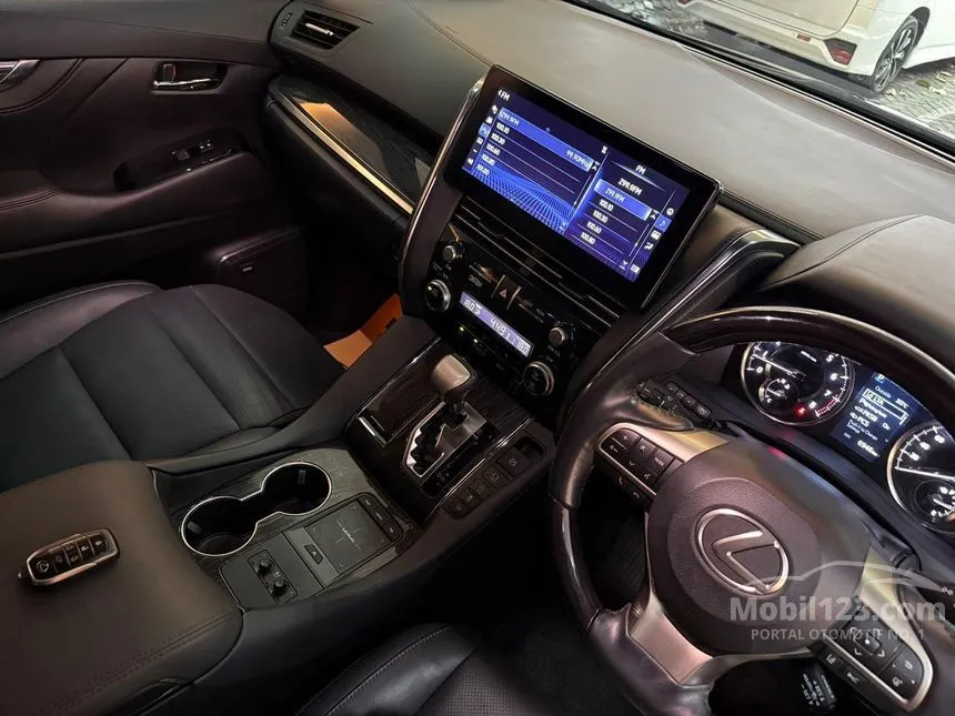 2022 Lexus LM 350 7 Seater MPV
