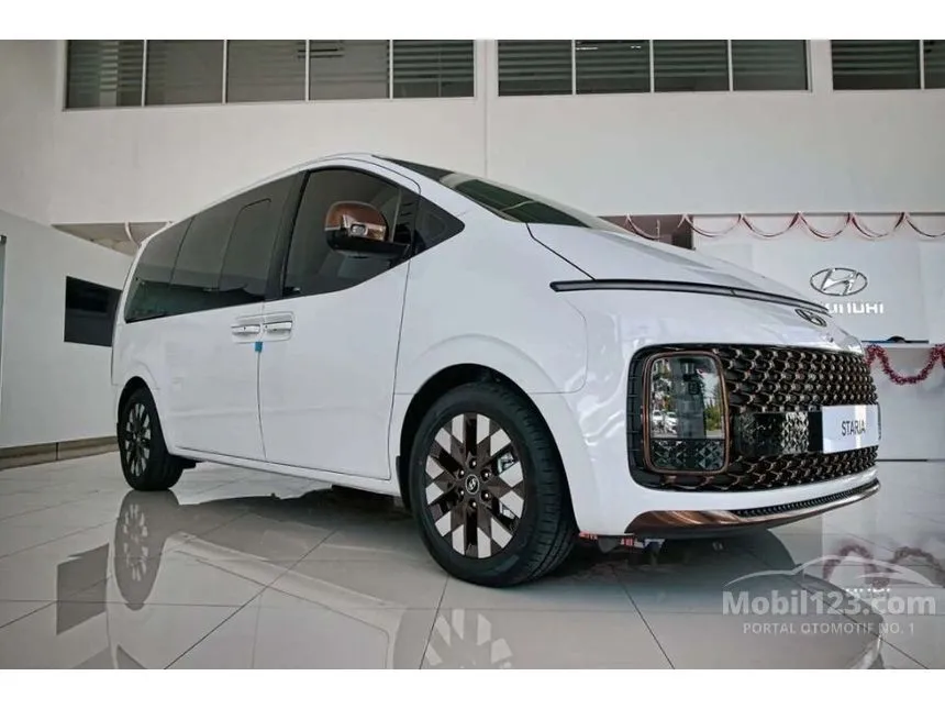 Jual Mobil Hyundai Staria 2024 Signature 7 2.2 di Jawa Barat Automatic Wagon Putih Rp 1.040.000.000