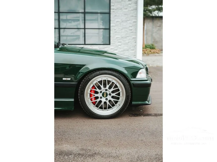 1993 BMW 318i Sedan