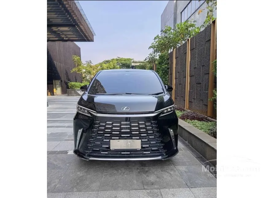 2023 Lexus LM 350h 7 Seater MPV